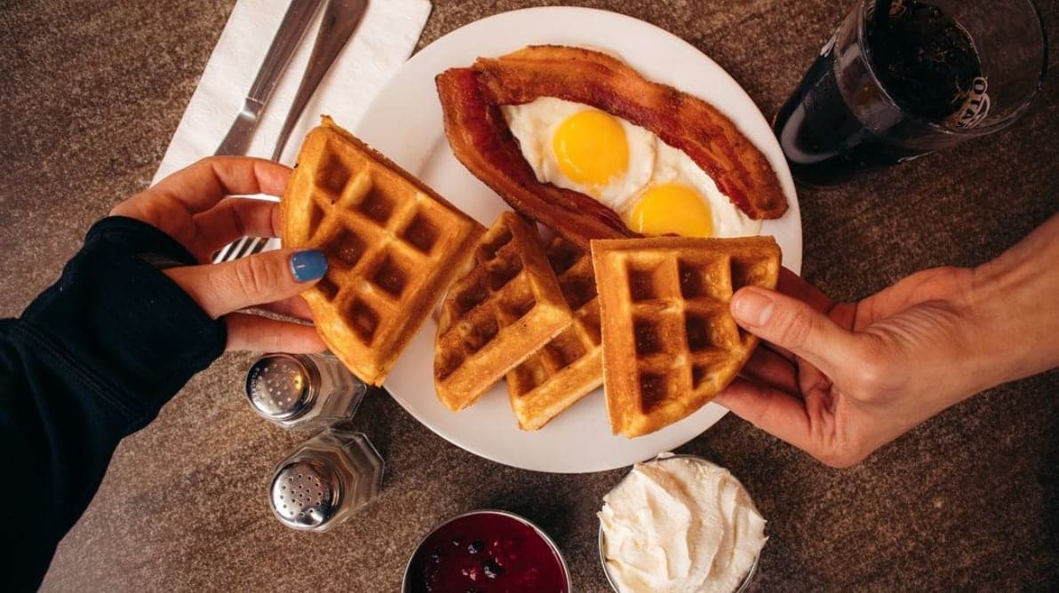 Eighties Restaurant in North Vancouver · Metro Vancouver
