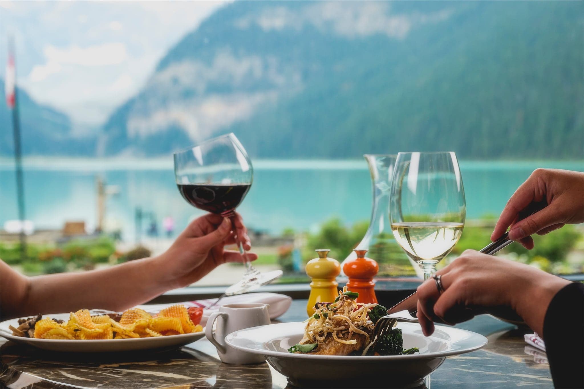 Lakeview Lounge in Lake Louise · Calgary & the Rockies