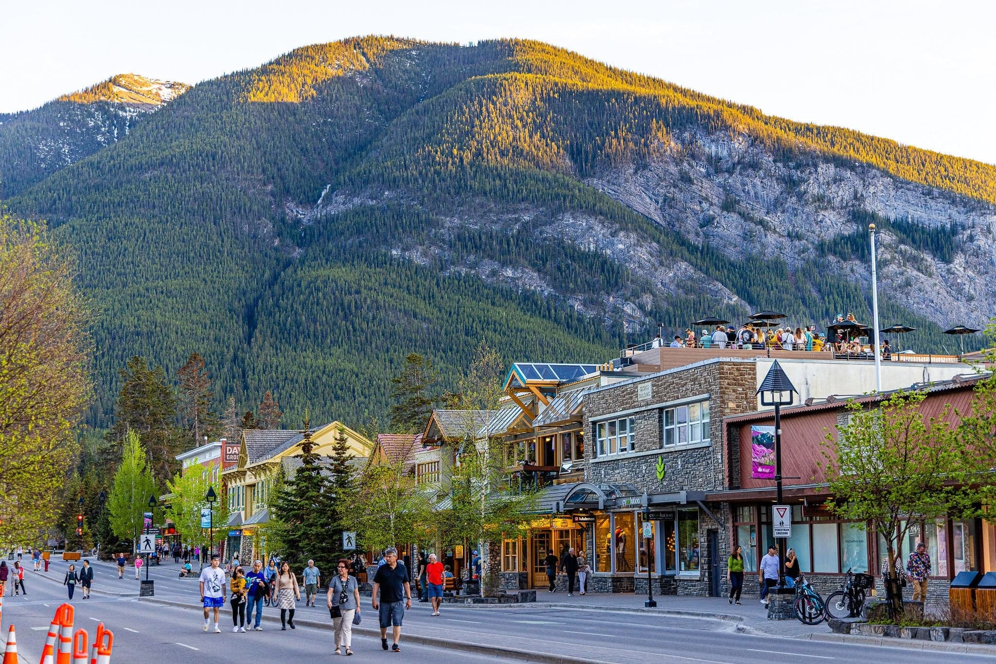 Elk & Oarsman Restaurant & Sports Bar in Banff · Calgary & the Rockies